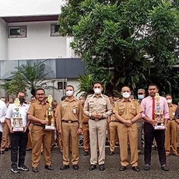 Momen Penerimaan Hadiah Lomba  Piala dan Piagam Pawai Pemban