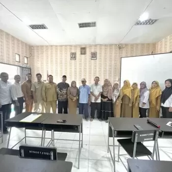 PENYERAHAN CINDERAMATA KEPADA PENGURUS KOMITE PERIODE 2919-2