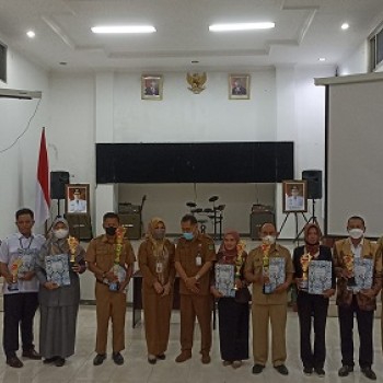Momen Penerimaan Hadiah Lomba Napak Tilas Perjuangan Tahun 2